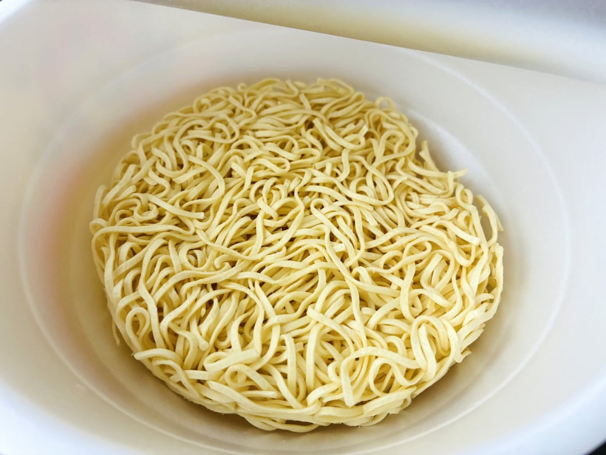 あっさり&ピリ辛!旨味もバッチリ!【ファミマ】函館麺厨房あじさい監修の「辛塩拉麺」