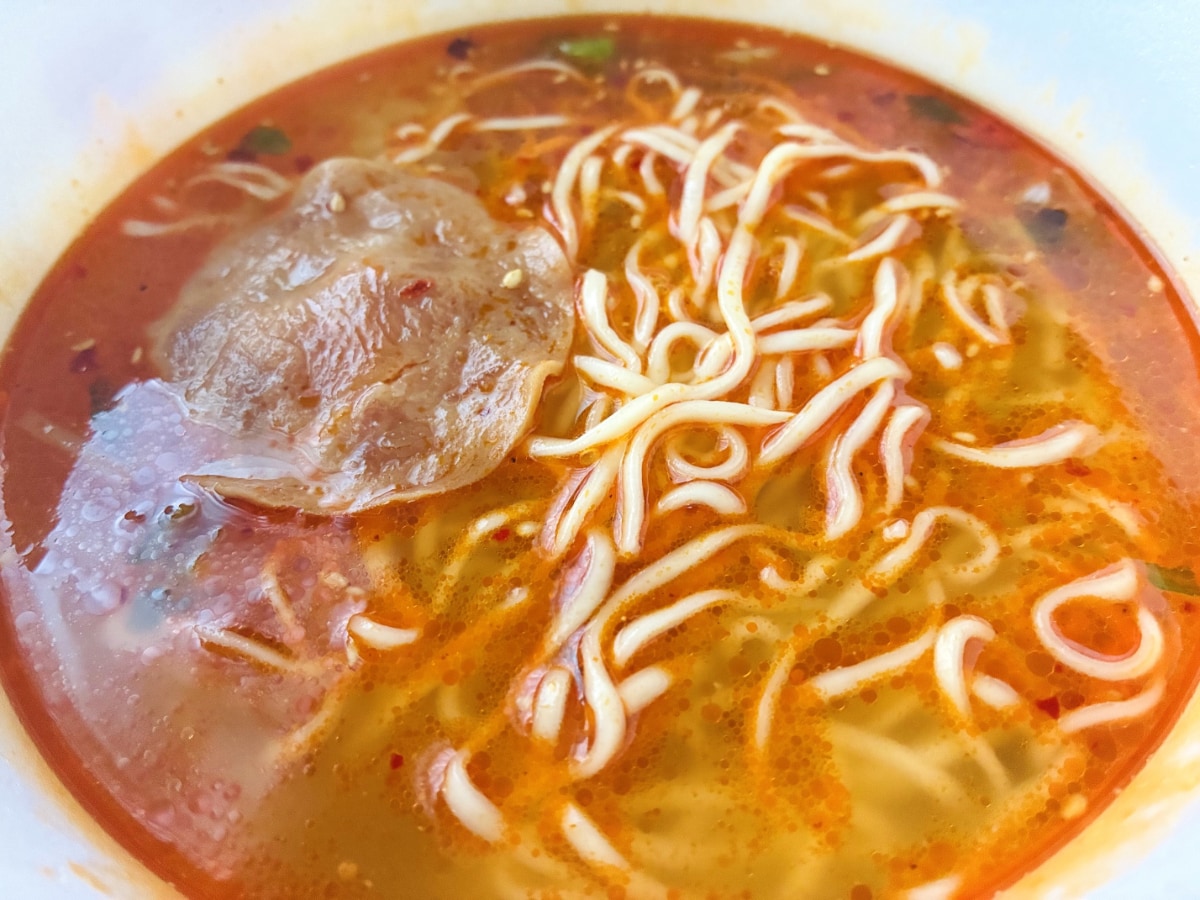 あっさり&ピリ辛!旨味もバッチリ!【ファミマ】函館麺厨房あじさい監修の「辛塩拉麺」