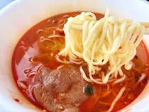 あっさり＆ピリ辛！旨味もバッチリ！【ファミマ】函館麺厨房あじさい監修の「辛塩拉麺」