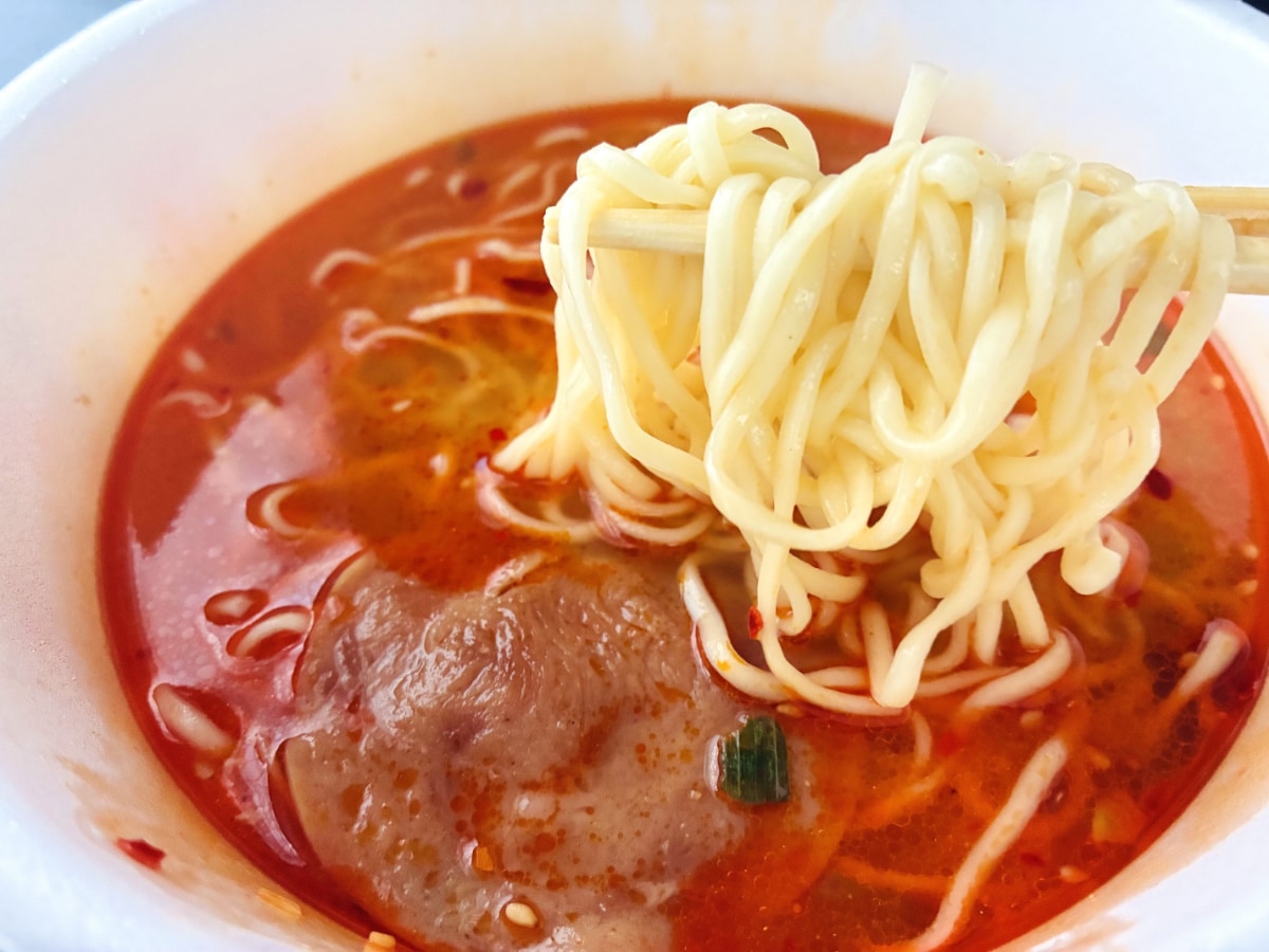 あっさり&ピリ辛!旨味もバッチリ!【ファミマ】函館麺厨房あじさい監修の「辛塩拉麺」