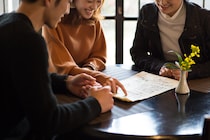 彼女を否定した同僚に男が返した一言と体調不良の既読スルーに届いた衝撃写真、既読無視を責める友人と離れた日