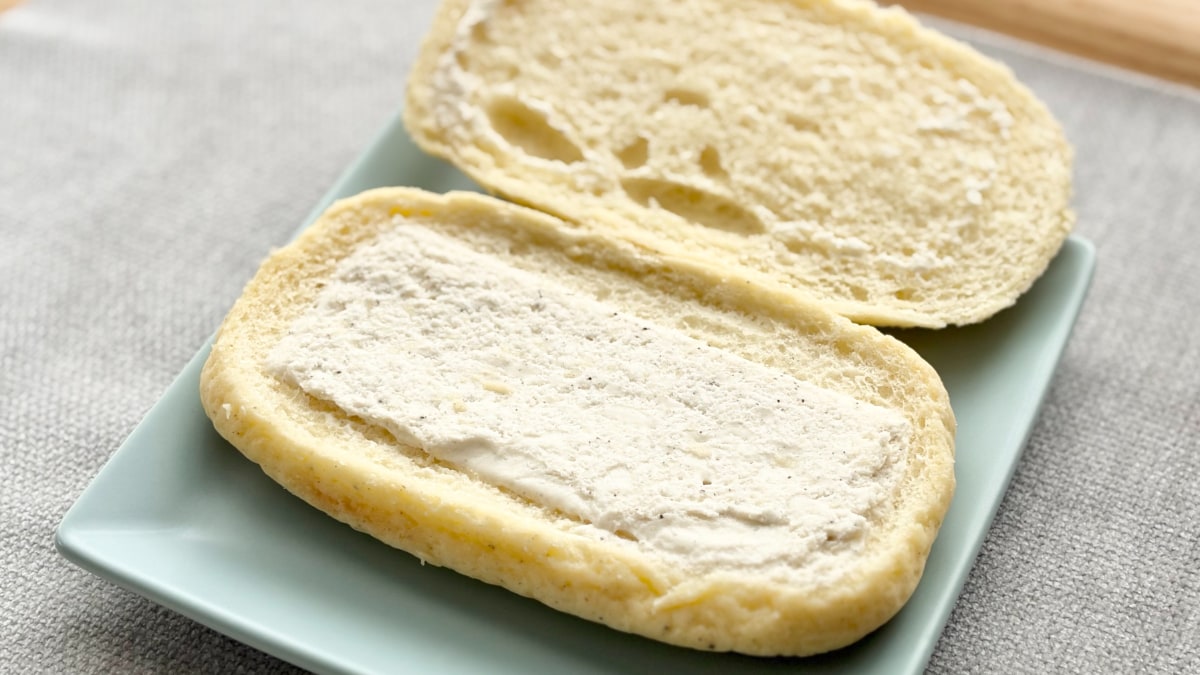 「ほんのり塩気」「また食べたい」【セブン】ユニークメロンパンの味は?