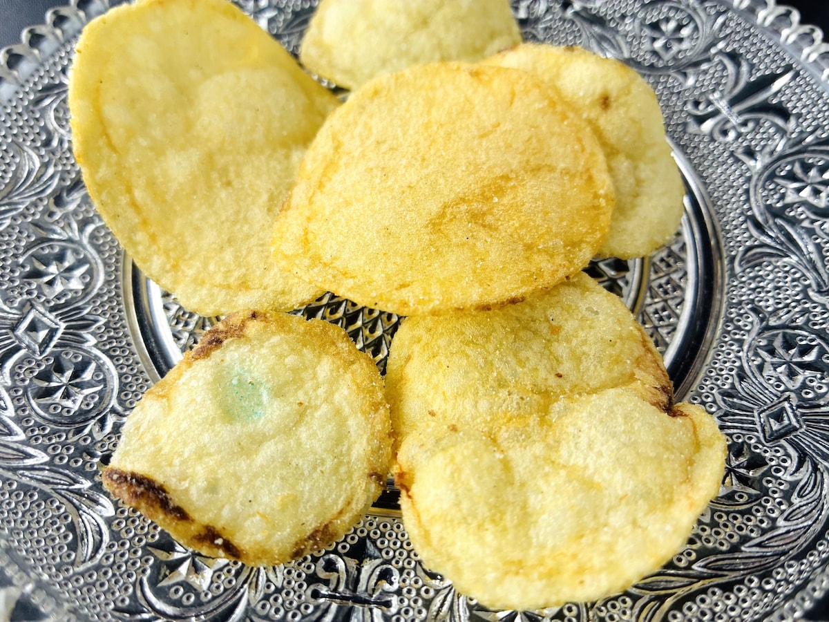 「意外と美味しい!」「指も青くなった!」【ドンキ】「舌が青くなるポテトチップス」