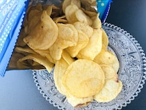 「意外と美味しい！」「指も青くなった！」【ドンキ】「舌が青くなるポテトチップス」