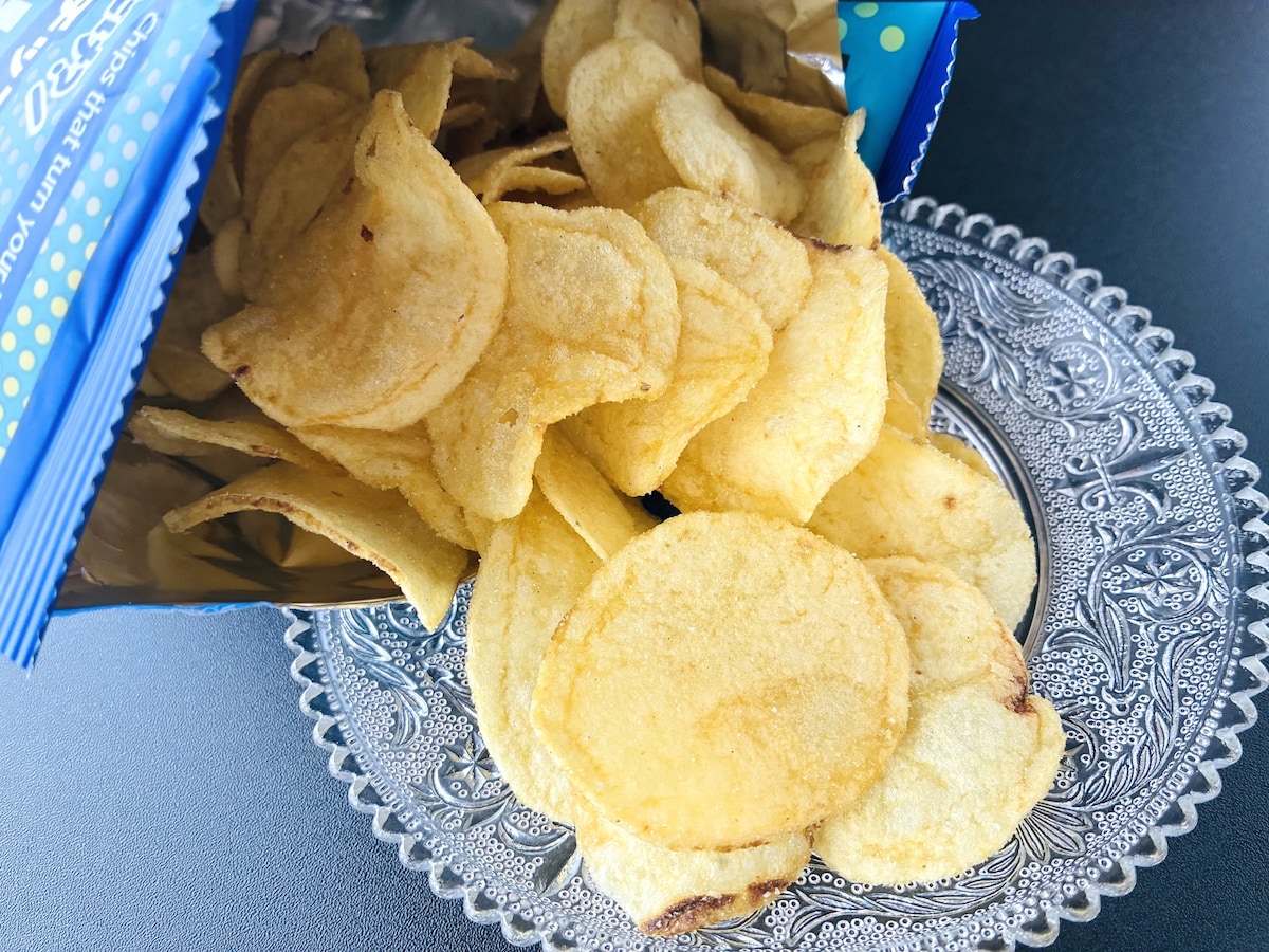 「意外と美味しい!」「指も青くなった!」【ドンキ】「舌が青くなるポテトチップス」