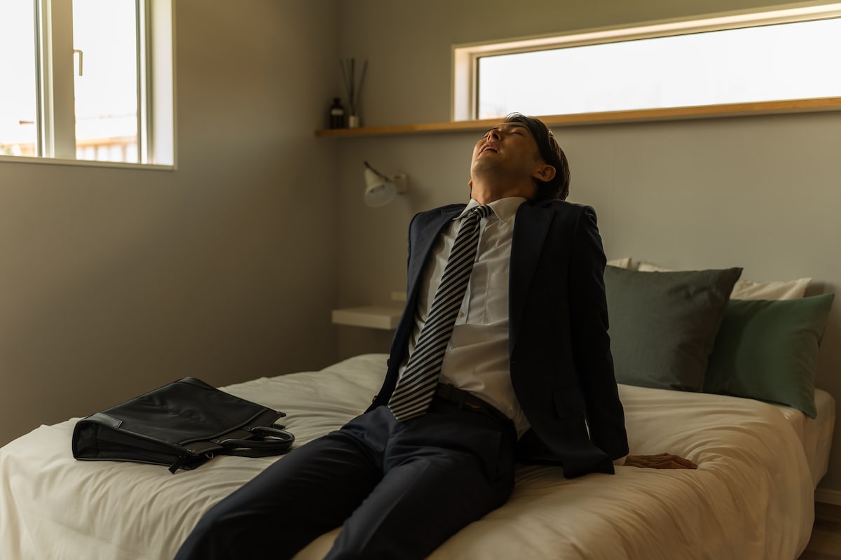ただの飲み会と嘘をついた浮気男を追い詰めたスマホ通知や朝帰りする彼のスマホの文字、脅されたグループの結末