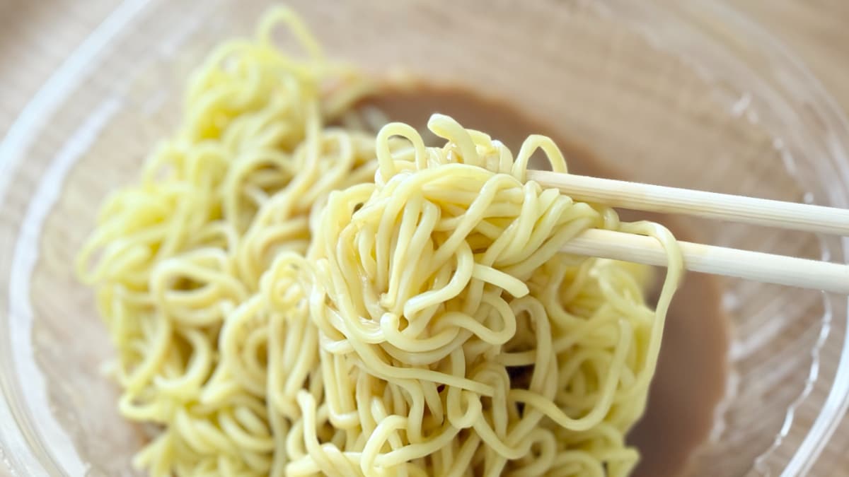 ごまのきいたタレがクセになる!【ファミマ】名店監修のコラボ麺が登場
