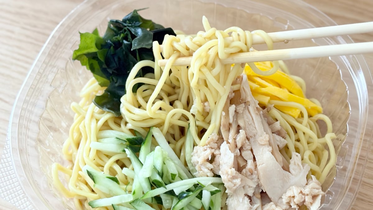 ごまのきいたタレがクセになる!【ファミマ】名店監修のコラボ麺が登場