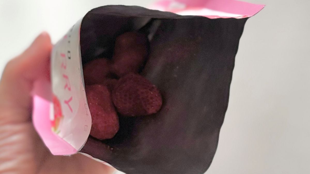 やっと見つけた!ダイソーの「フリーズドライいちご」が美味♡ これが100円は神すぎる……!