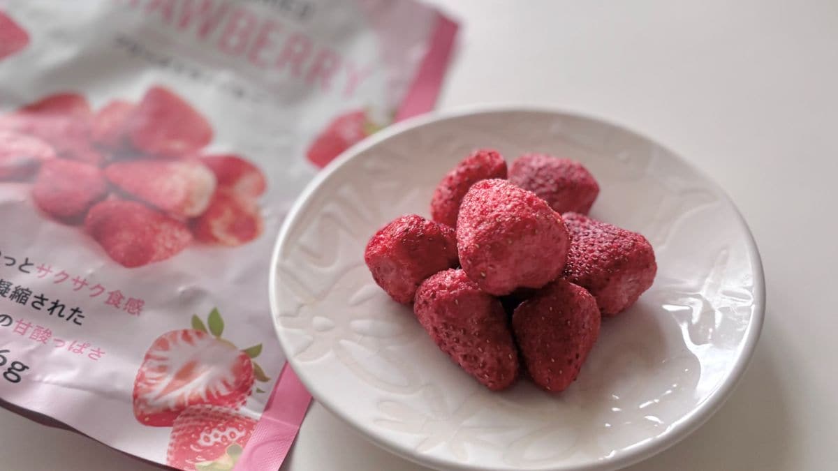 やっと見つけた!ダイソーの「フリーズドライいちご」が美味♡ これが100円は神すぎる……!