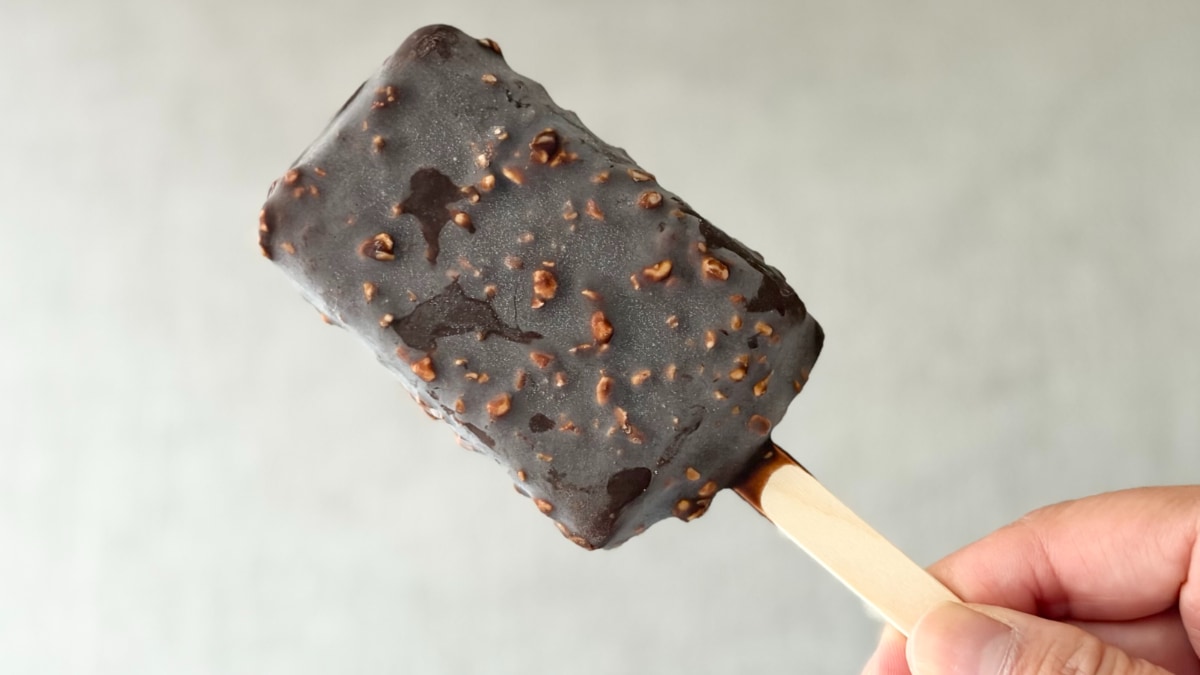 香ばしいナッツと濃厚チョコの贅沢ミックス【ファミマ限定】アイスが復活