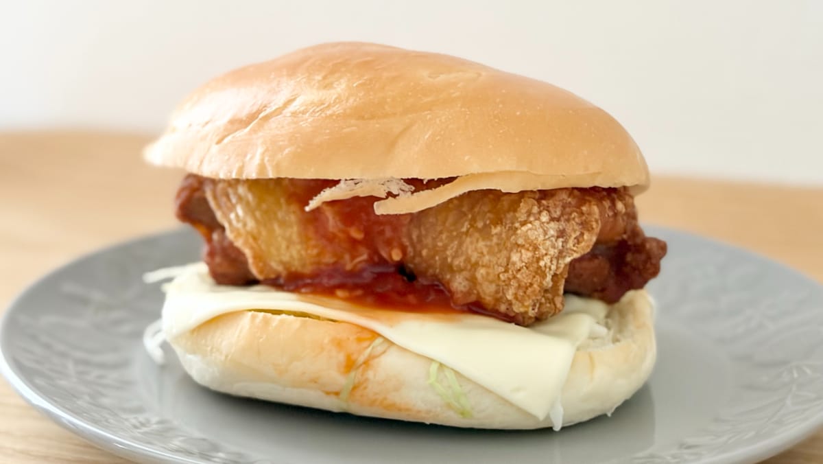 ガーリック風味がクセになる！【ローソン】店内調理のバーガーに新作登場