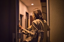 深夜帰宅の妻を責める夫が元妻の正論と同僚の言葉に撃沈！不倫中の学童の先生が企てた娘失踪事件の結末