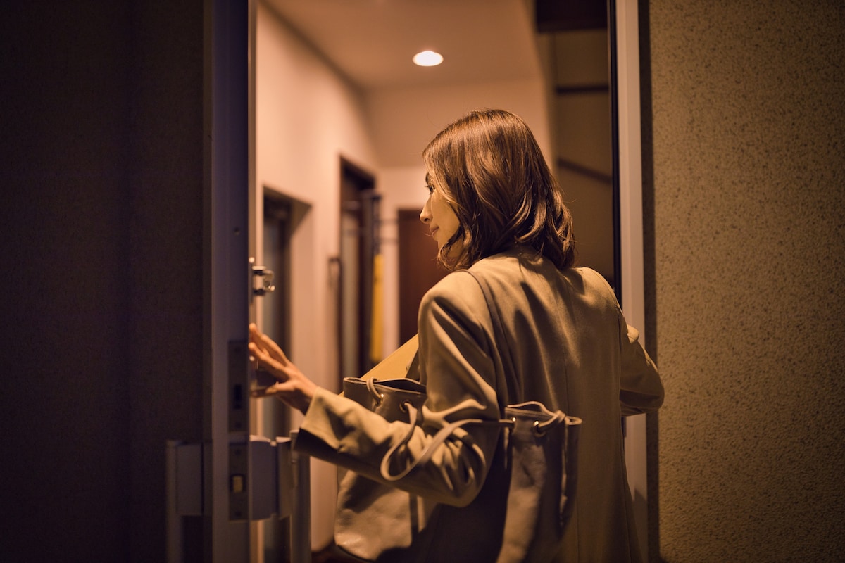 深夜帰宅の妻を責める夫が元妻の正論と同僚の言葉に撃沈！不倫中の学童の先生が企てた娘失踪事件の結末