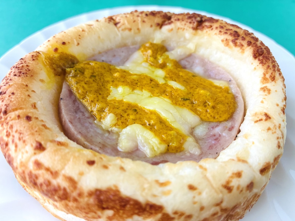 「朝食にぴったり！」「リベイクがおすすめ！」【ローソン】チーズとカレーのボロニアソーセージパン