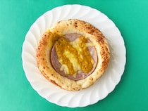 「朝食にぴったり！」「リベイクがおすすめ！」【ローソン】チーズとカレーのボロニアソーセージパン