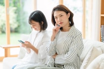 子どものスマホ管理、「やや悩んでいる」ママ・パパが半数以上。悩み度の実態調査
