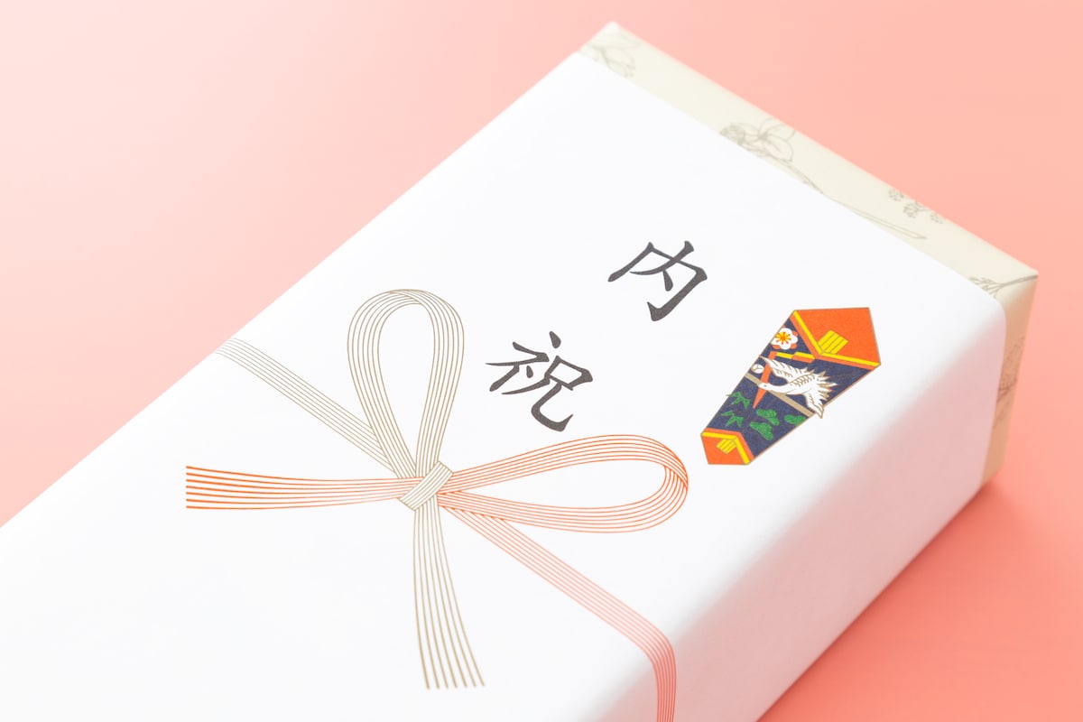 Z世代の部下から届いた結婚内祝いの驚きの中身とは?公園で見知らぬパパから逃げた訳やユニフォームの劇的リメイク