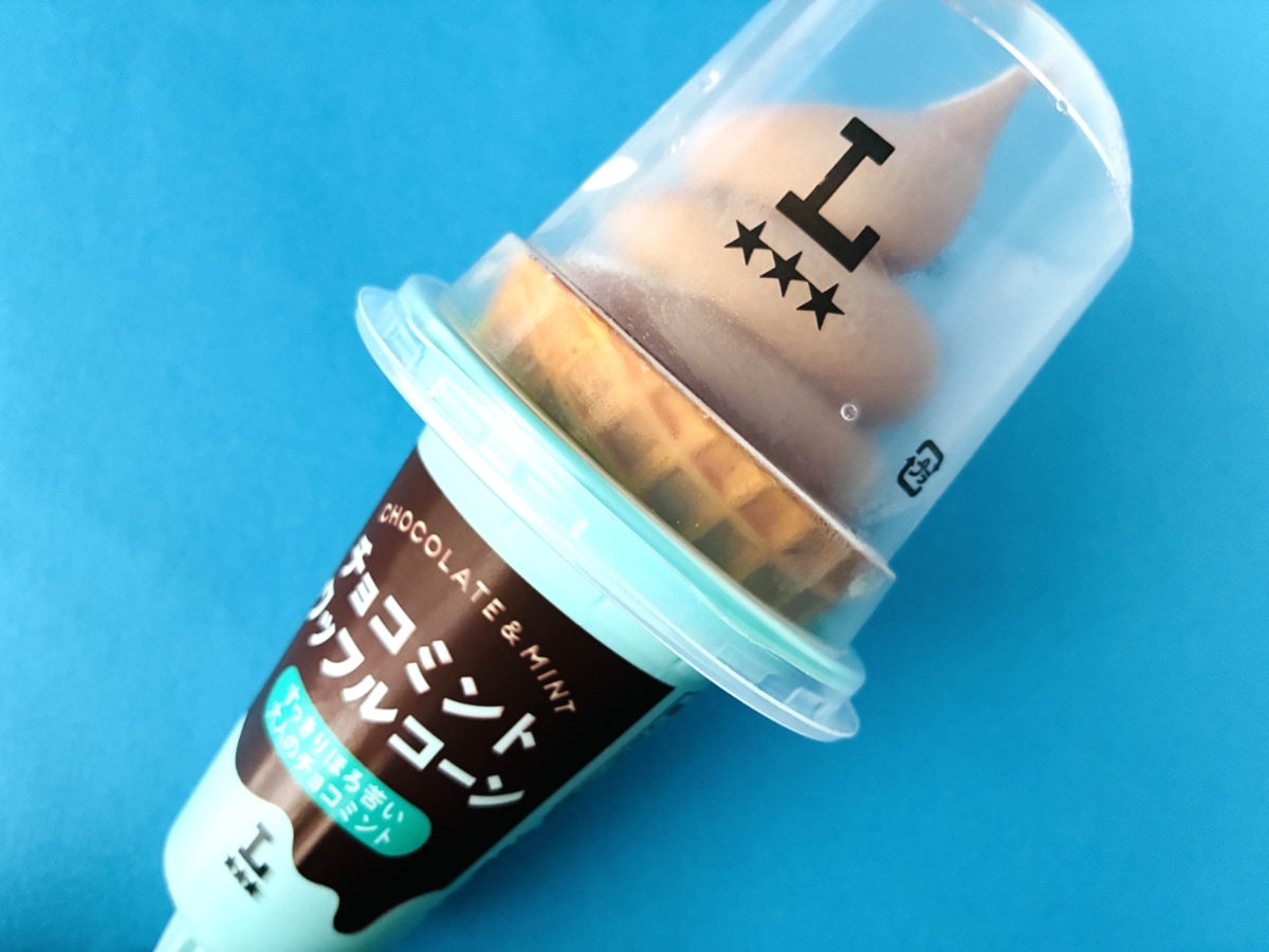 「ミント控えめで食べやすい!」「完成度が高い!」【ローソン】チョコミントワッフルコーン