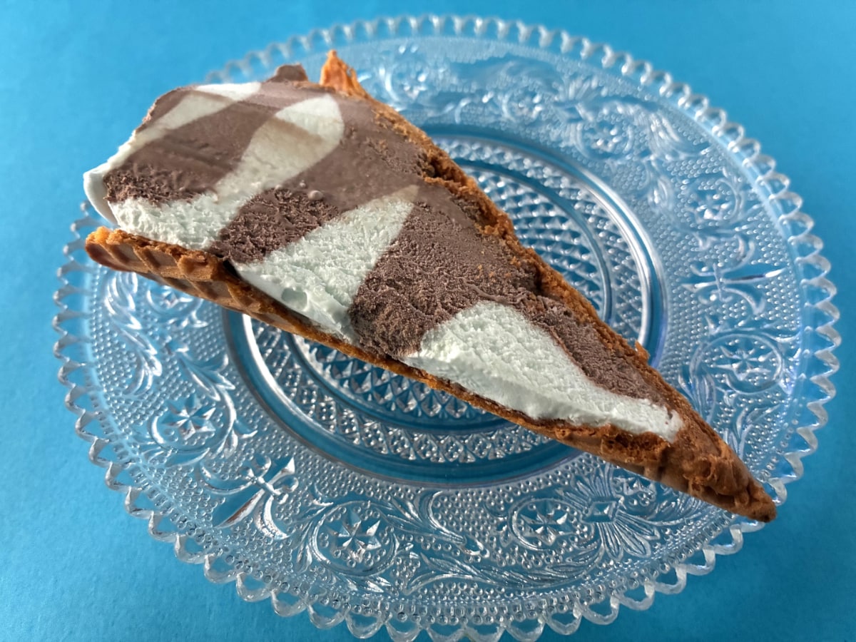 「ミント控えめで食べやすい!」「完成度が高い!」【ローソン】チョコミントワッフルコーン