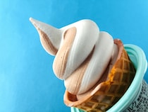 「ミント控えめで食べやすい！」「完成度が高い！」【ローソン】チョコミントワッフルコーン