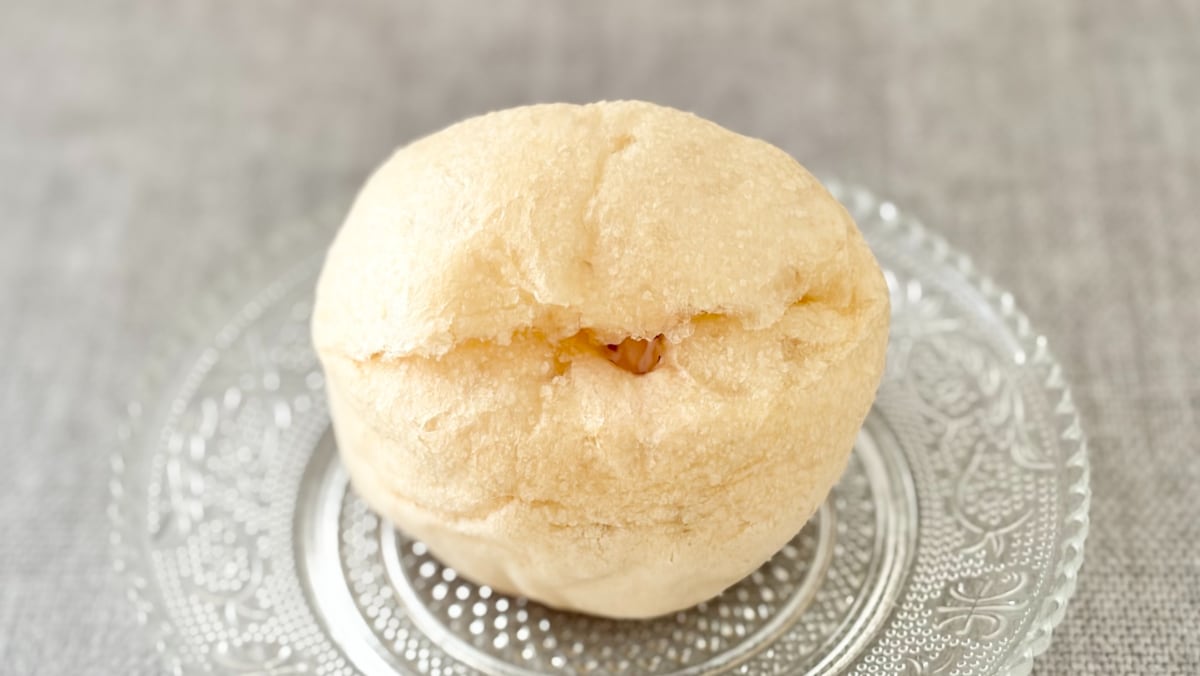 ユニークな食感は食べる価値あり!【ファミマ】甘酸っぱいシュークリーム