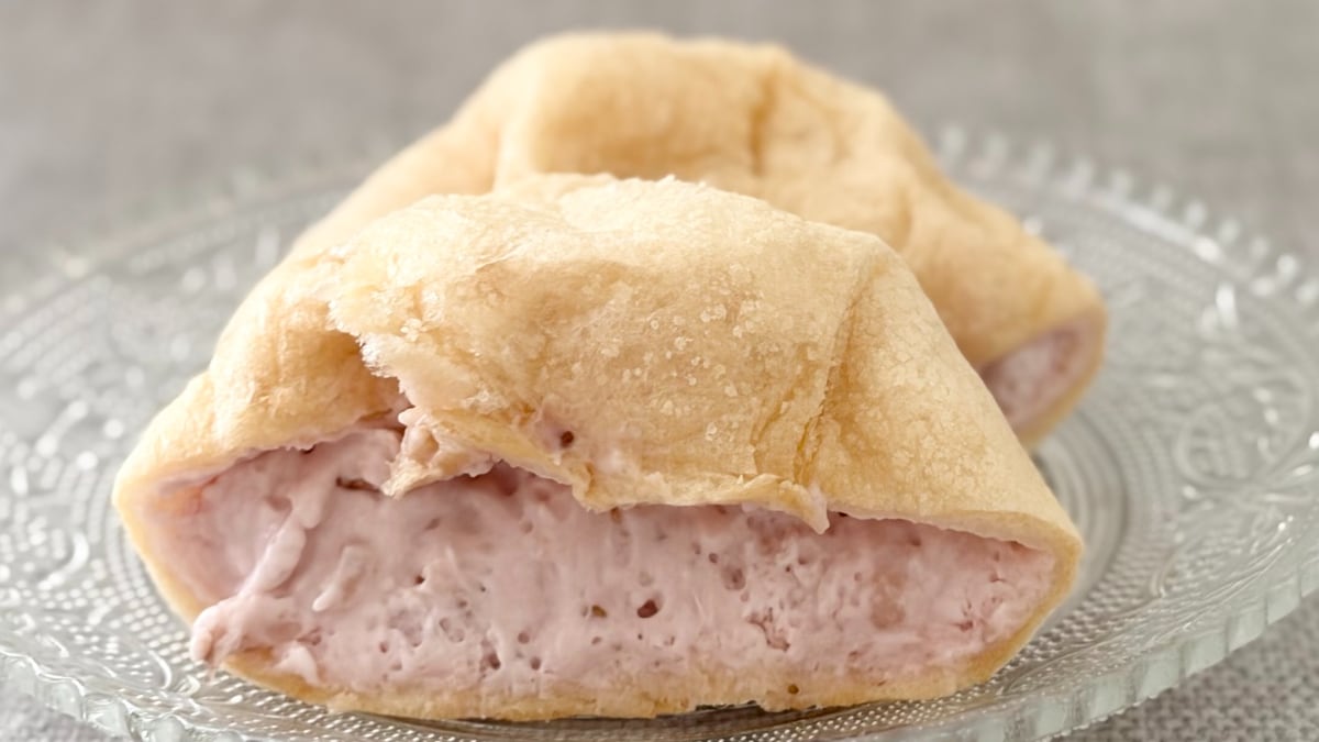 ユニークな食感は食べる価値あり!【ファミマ】甘酸っぱいシュークリーム