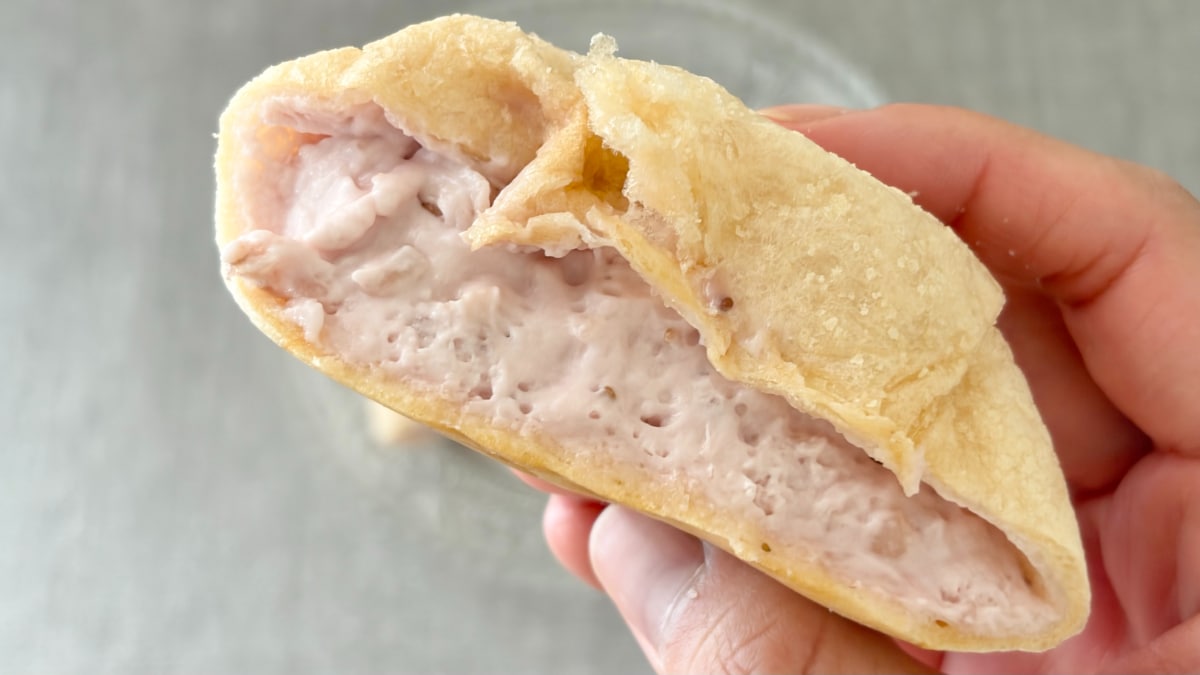 ユニークな食感は食べる価値あり!【ファミマ】甘酸っぱいシュークリーム