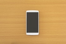 持ち出してない娘のスマホがママ友の家で発見された謎！実家を見下す義母に義父が激怒した衝撃の食事会