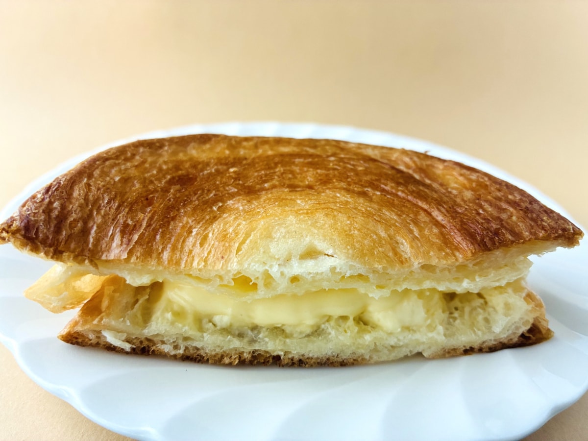 「背徳感高め!」「超美味しかった!」【ファミマ】「も~っちり食感クロワッサンロール(ダブルカスタード)」