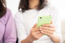 50代ママは「あまり悩んでいない」55%。子育て世代の"スマホ悩み度"、年代別の違い