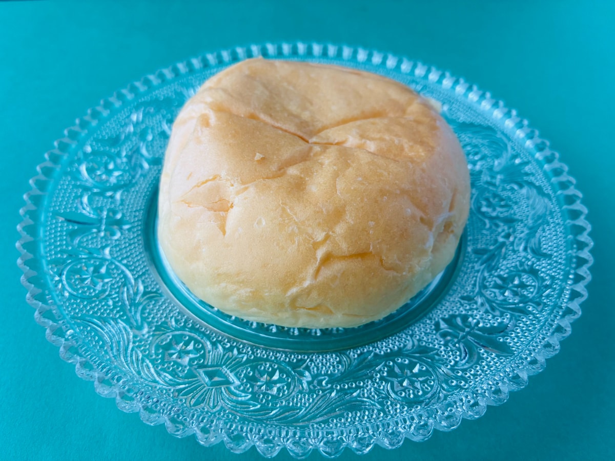 クリームたっぷりで嬉しい!!メロンの風味もしっかり!【ファミマ限定】「冷やして食べるとろけるくりーむパン 赤肉メロン」