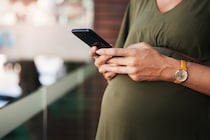 出産直前にスマホへ届いた衝撃の内容！公園で囁かれた「男性の腰」の恐怖や結婚挨拶で目を合わさない彼母