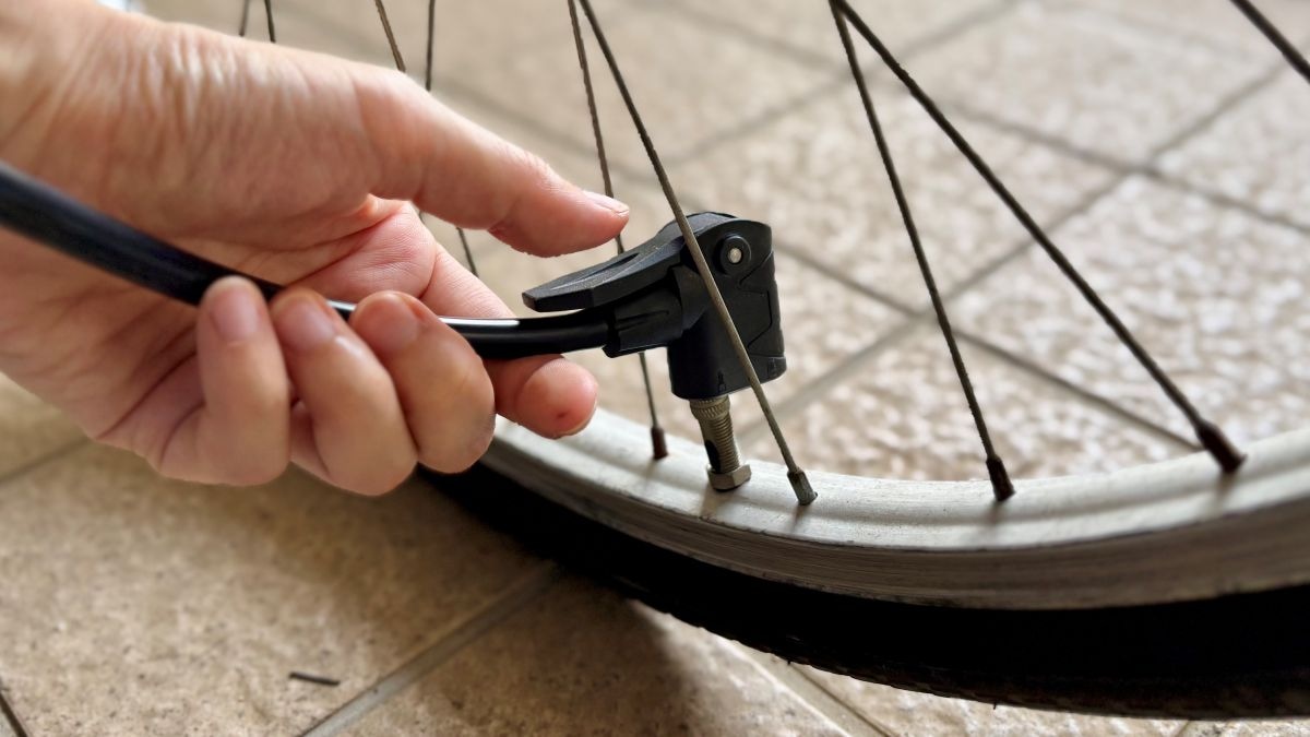 100均で買える「自転車の空気入れ」実際どう? 入らないって本当? 足踏み式はある?【ダイソー・セリア・キャンドゥ】