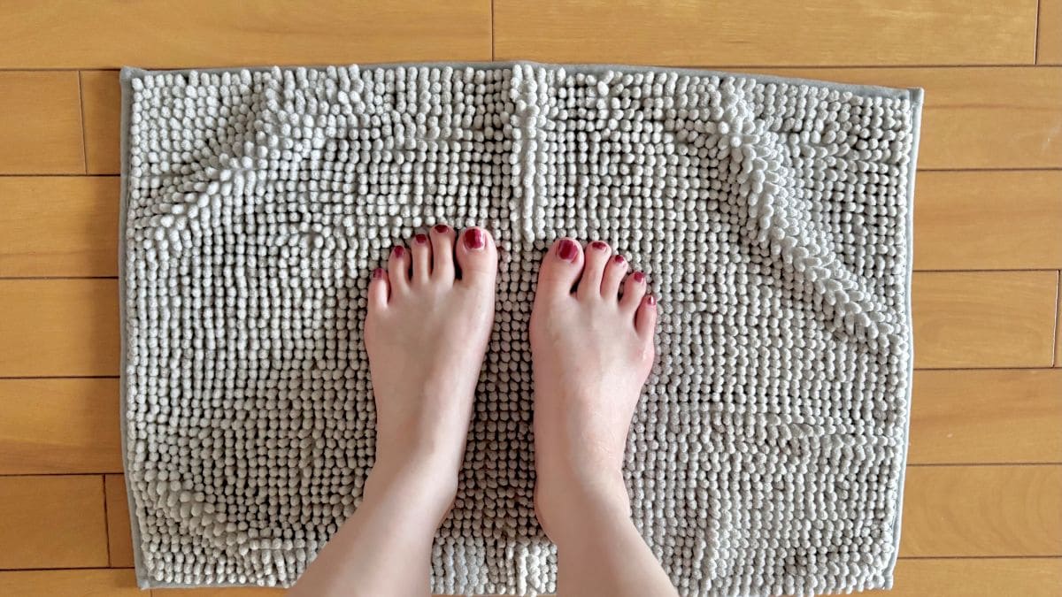 ダイソーの「バスマット」がすごかった! 使って分かったおすすめ2選|低反発や珪藻土はある?