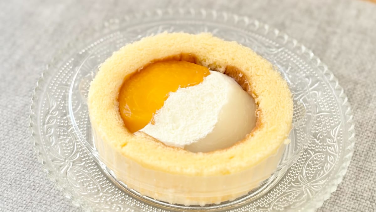 2種の桃が華やか！【ローソン】の人気ロールケーキは「値段も味も最強」