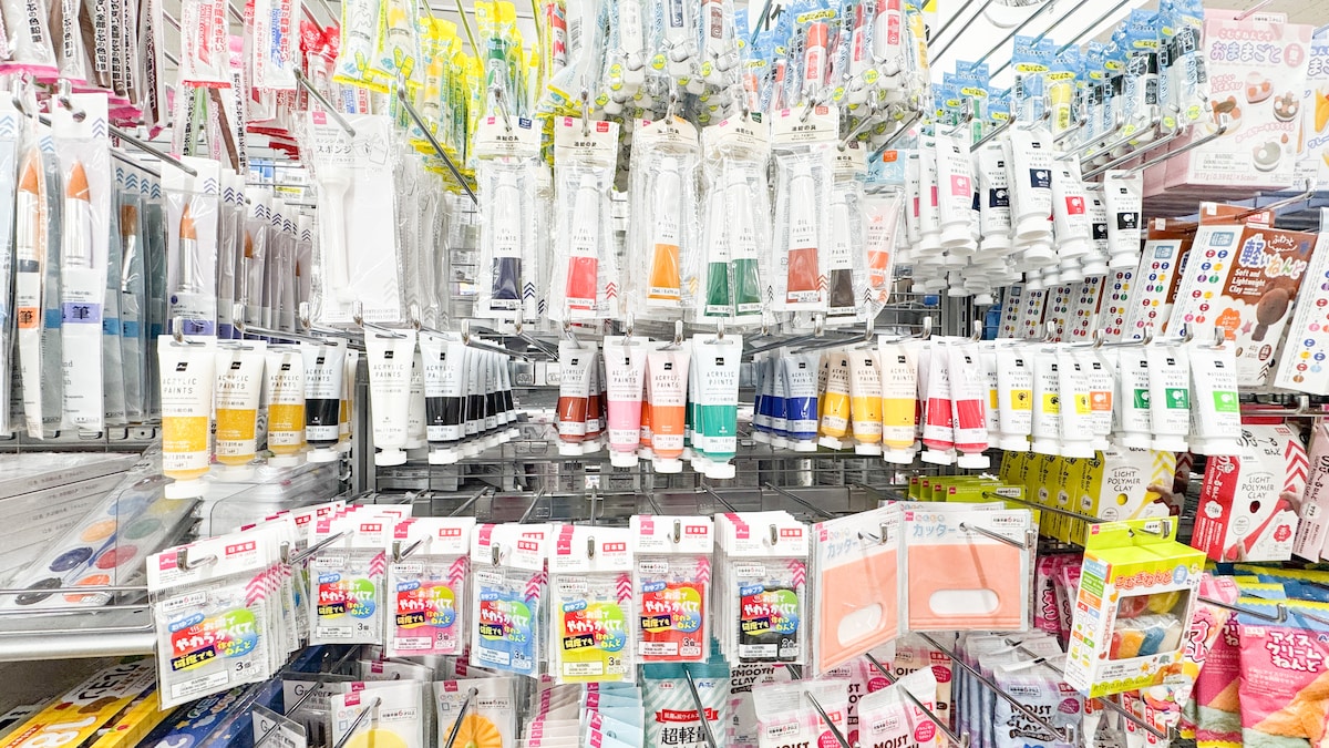 100均でアクリル絵の具は売ってる?使えるかも検証