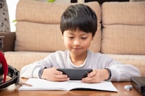 男の子は「小5〜6年生」に集中。子どもの性別で見るスマホを持たせるタイミングの違い