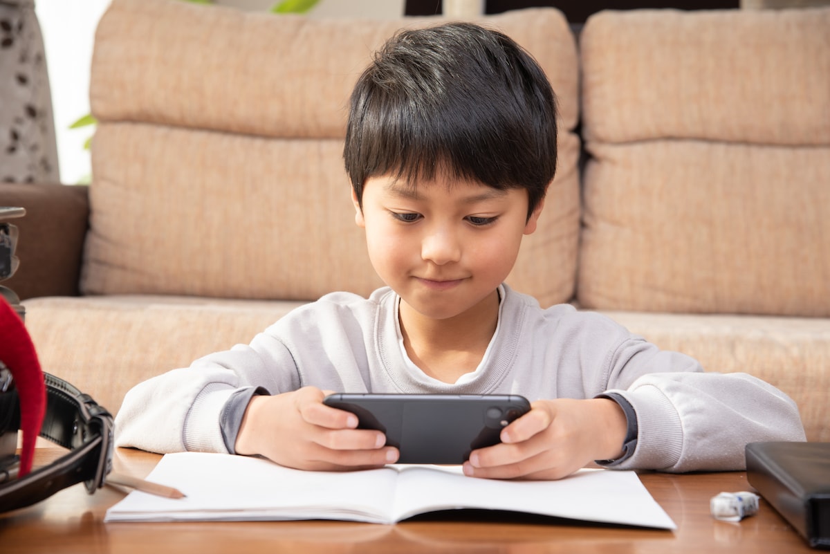 男の子は「小5〜6年生」に集中。子どもの性別で見るスマホを持たせるタイミングの違い