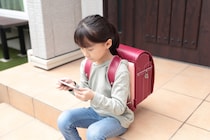 突破率がもっとも高いのは「小5〜6年生」持たせ組。学年別・制限突破リスクを比較