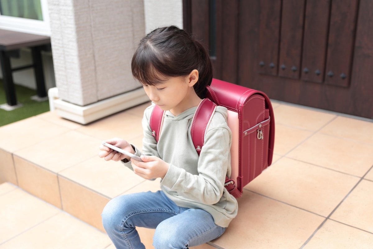 突破率がもっとも高いのは「小5〜6年生」持たせ組。学年別・制限突破リスクを比較