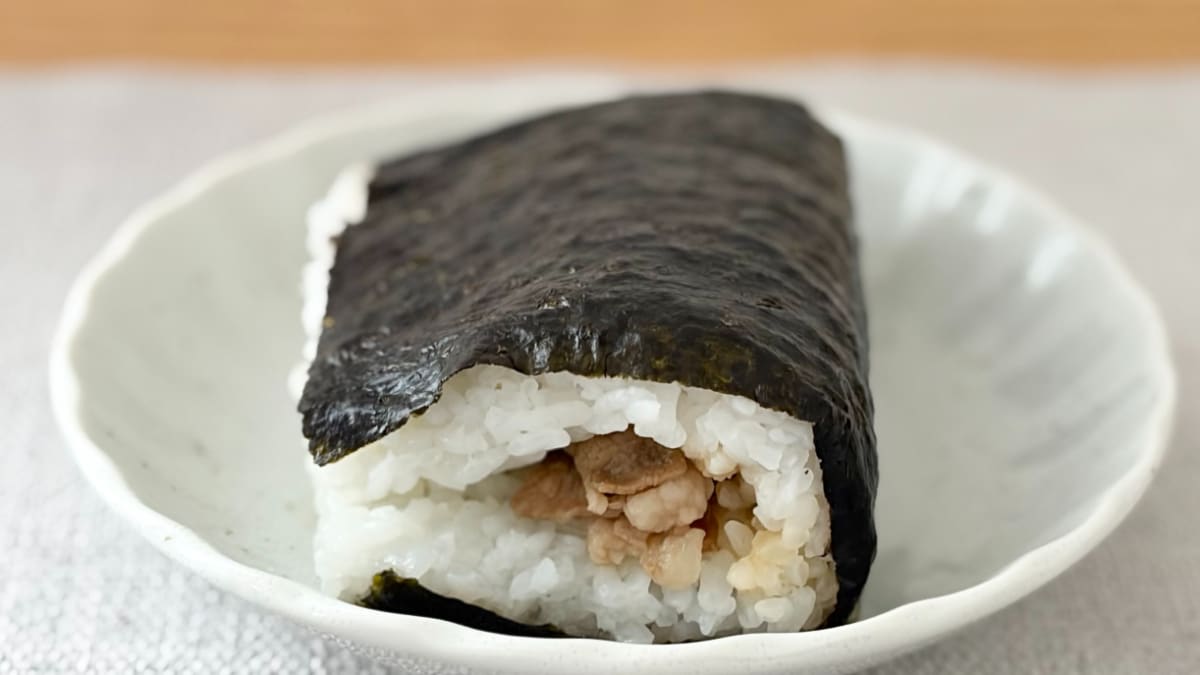 お肉やわらか&玉ねぎシャキシャキ【ローソン×吉野屋】のおにぎりって?