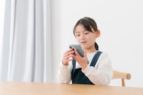 一番多いのは小学5〜6年生。でも「早すぎた」後悔は3人に1人。持たせた学年ランキング