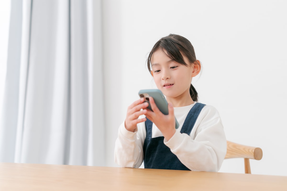 一番多いのは小学5〜6年生。でも「早すぎた」後悔は3人に1人。持たせた学年ランキング