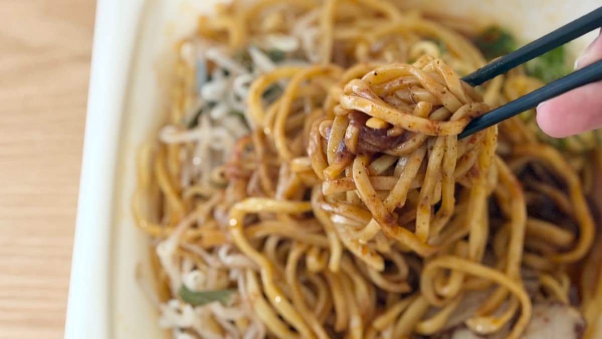 「あと2個追加で食べたい」【ファミマ】人気店監修のカラシビ麺って?