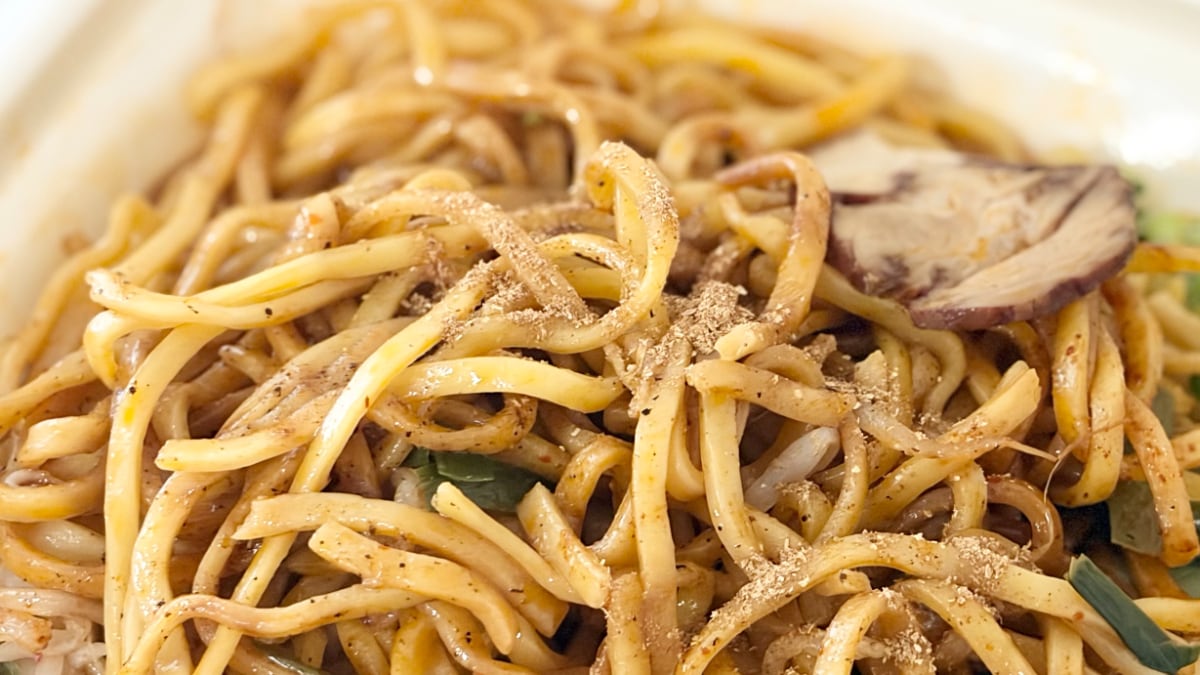 「あと2個追加で食べたい」【ファミマ】人気店監修のカラシビ麺って?