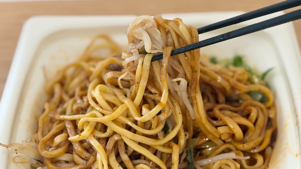 「あと2個追加で食べたい」【ファミマ】人気店監修のカラシビ麺って?
