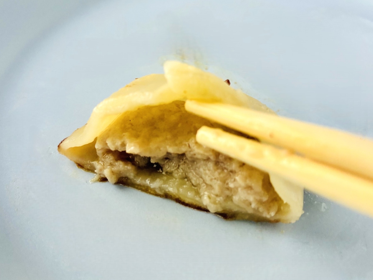 「中のスープがウマい!」「めっちゃクオリティ高い!」【ファミマ】「香ばしい焼き目焼小籠包」