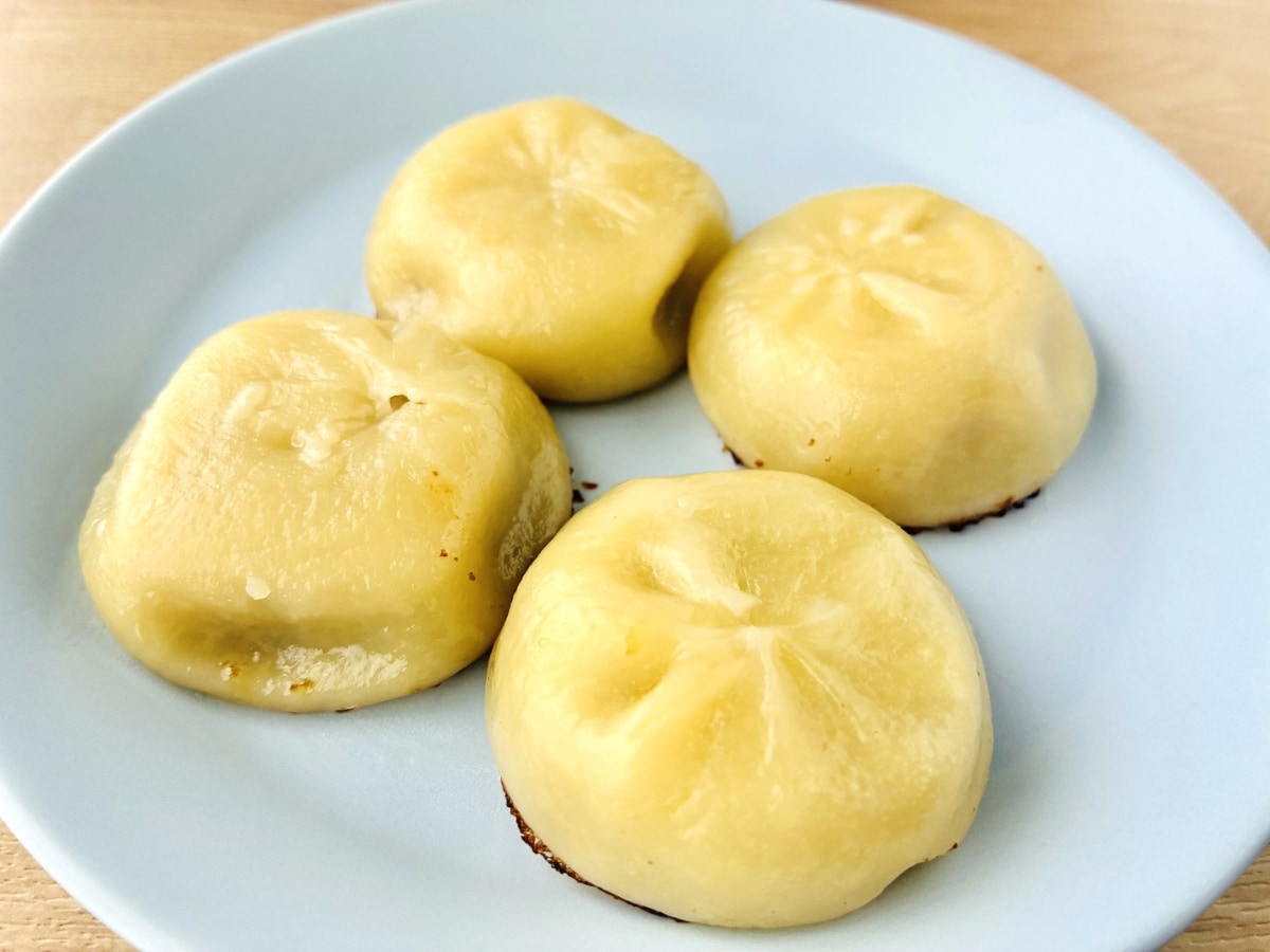 「中のスープがウマい!」「めっちゃクオリティ高い!」【ファミマ】「香ばしい焼き目焼小籠包」