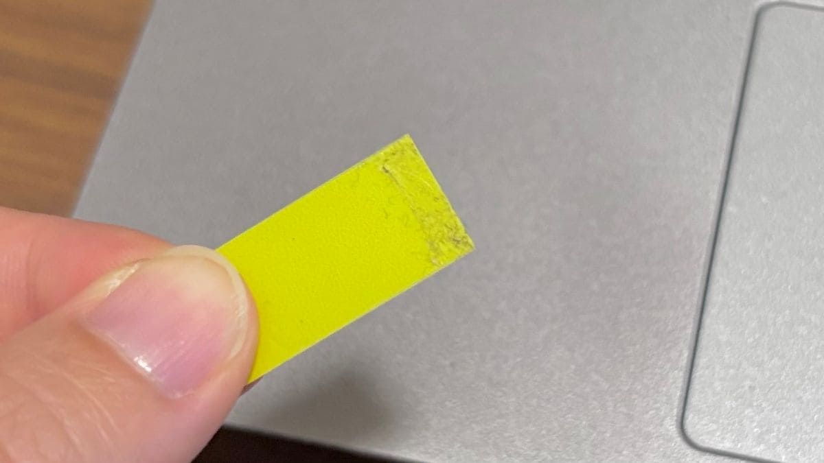 キーボード掃除にぴったり！100均「フィルムふせん」の意外な使い道を試してみた
